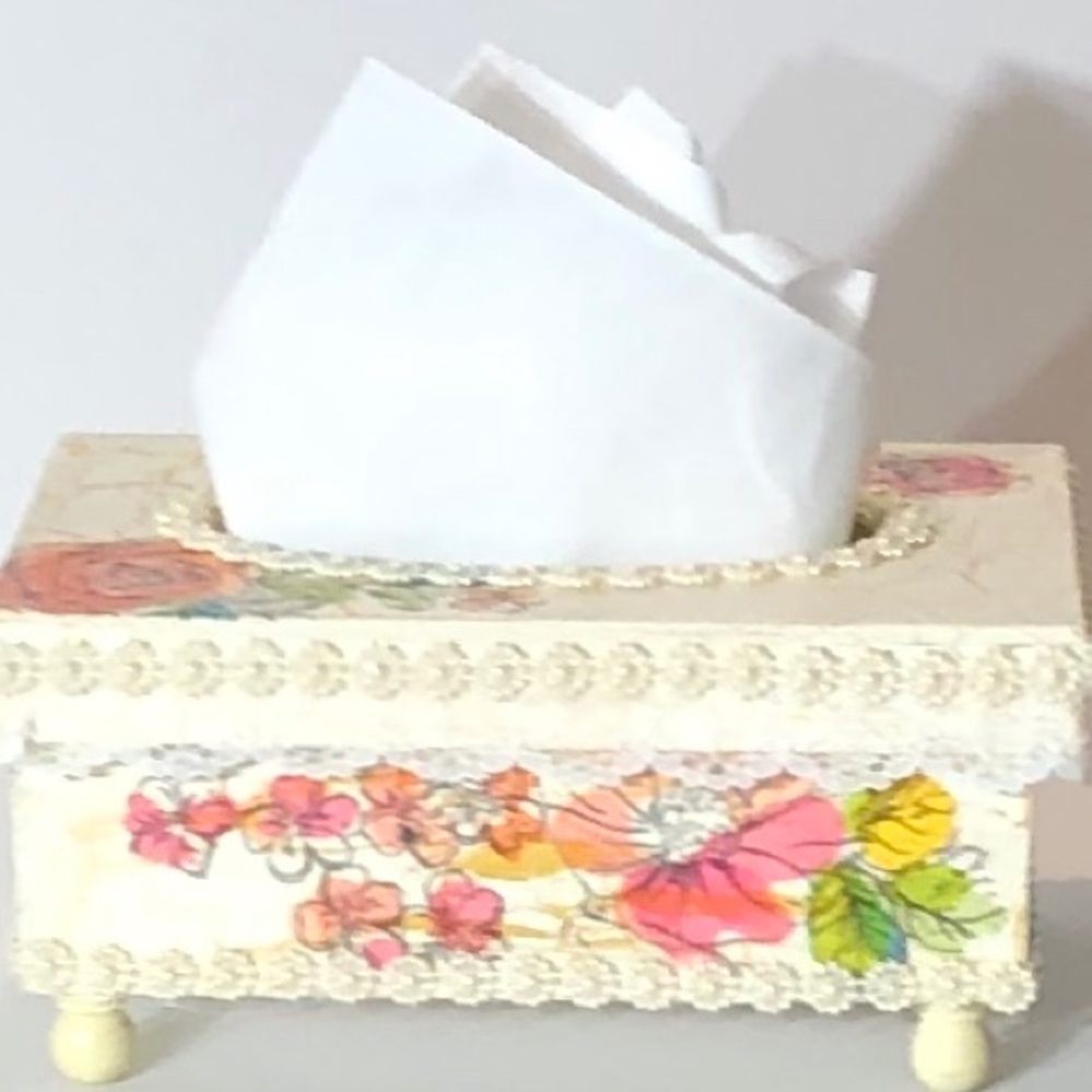 Vintage Style Ivory Tissue Box with Flowers - Picture 1 of 10